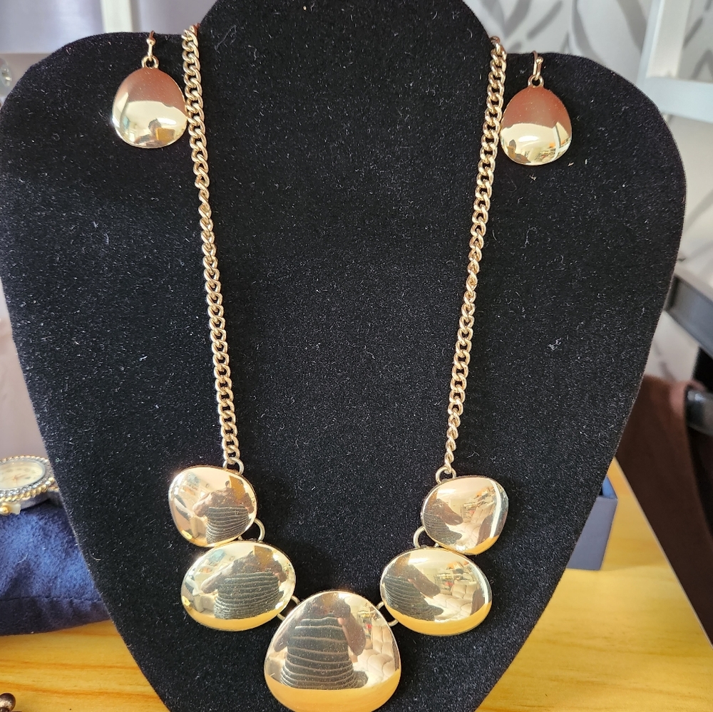 Gold necklace and earring set